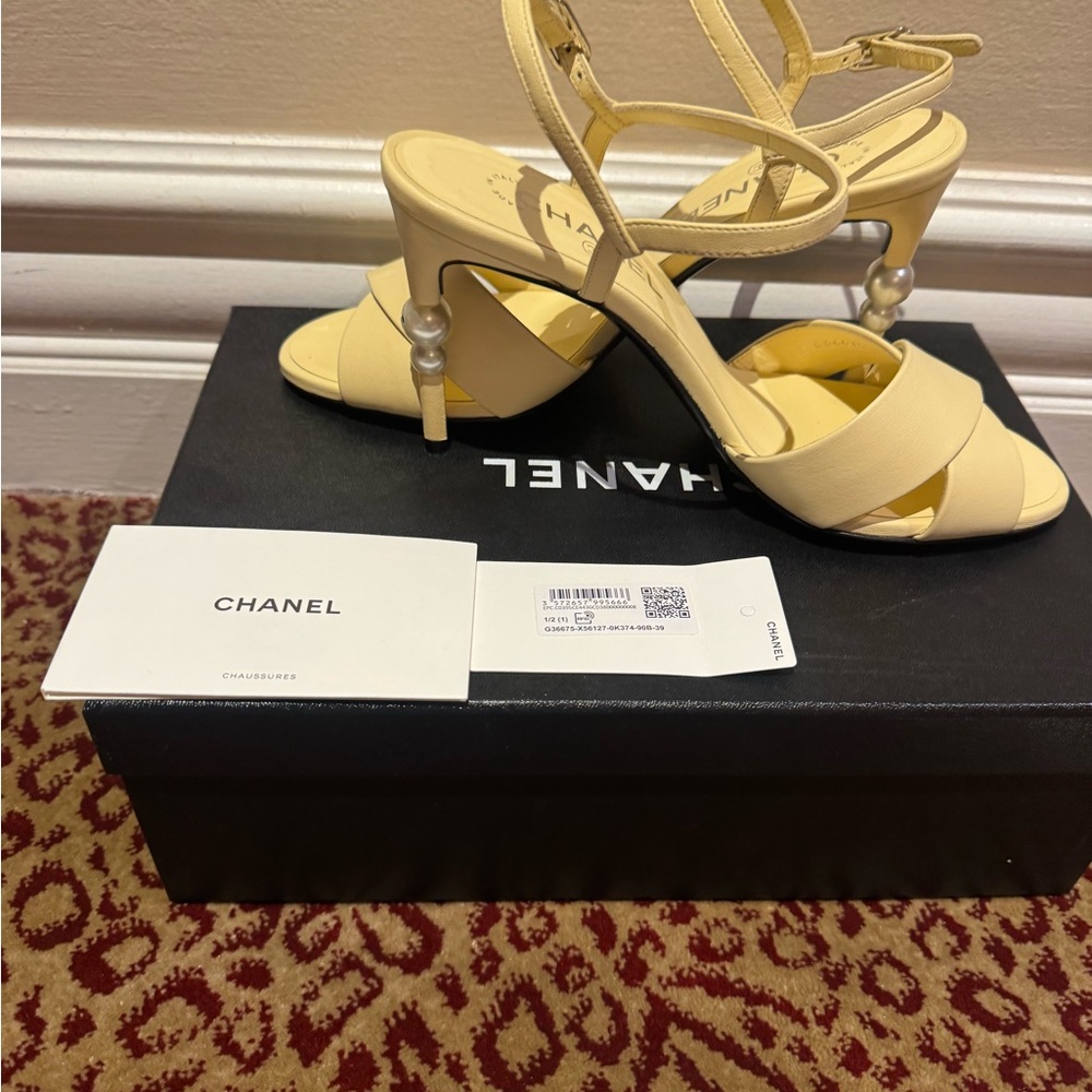CHANEL pastel yellow heels with pearl size 39